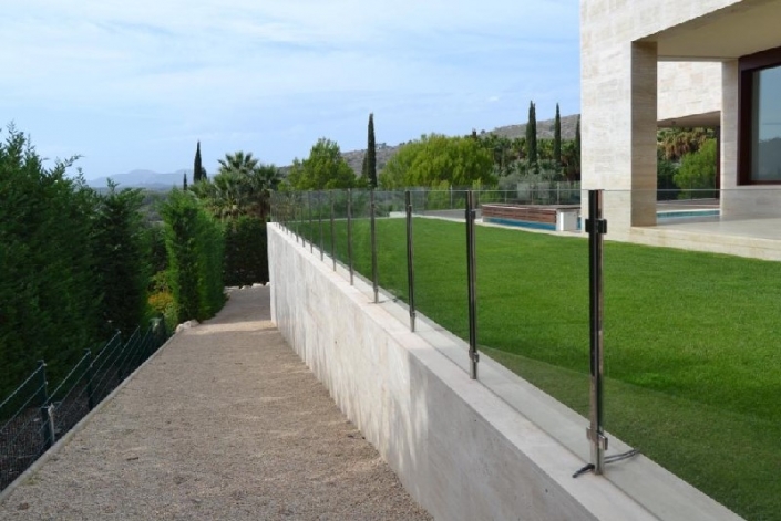 B-INOX, barandillas inox para exteriores y terrazas, con barrotes